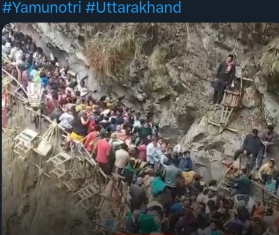 Scene of Char Dham Yatra at Yamanotri