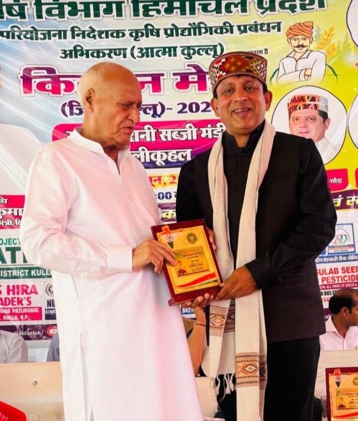 NakulKhullarGettingAwardfromChanderKumar