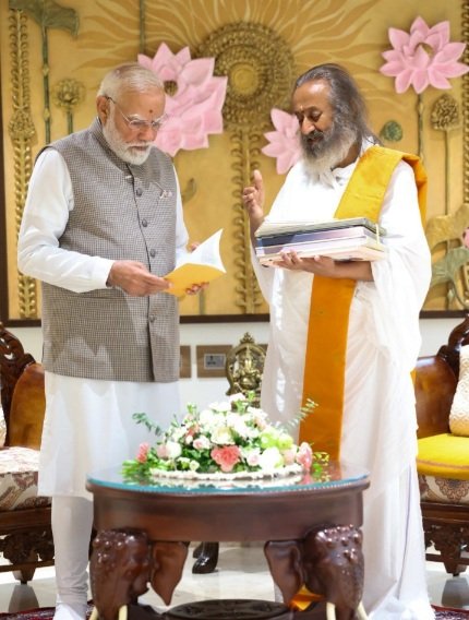 AoLGurudevWithPMModi