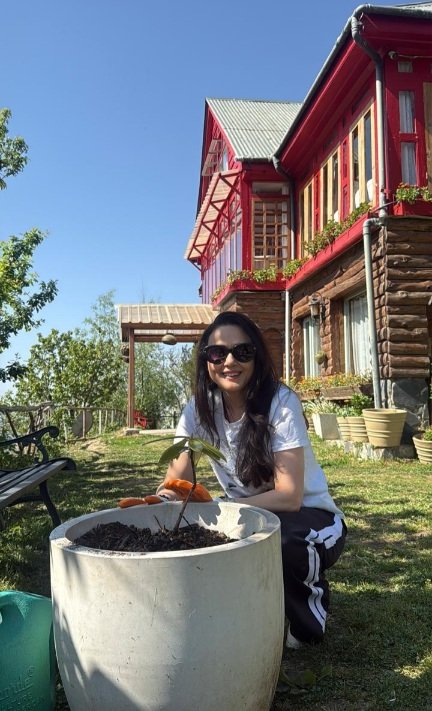 PreityZintaInAppleFarmMeenaBaghShimla