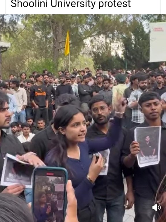 Students protestAtShooliniUniSolan
